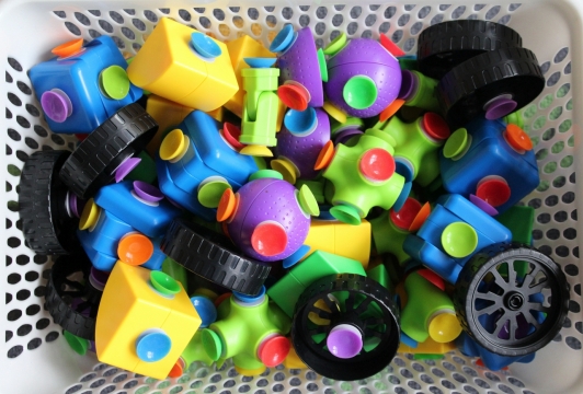 框中彩色吸盘益智玩具俯拍