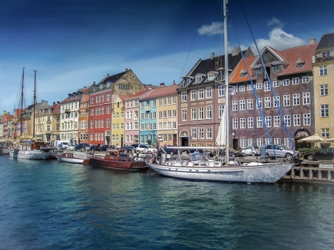 阴天城市街道自然湖泊古老小船