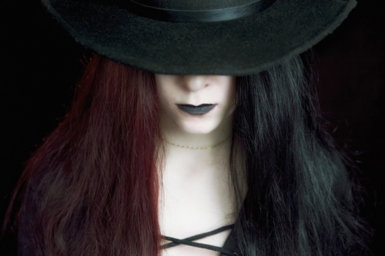 黑色牛仔帽黑色唇膏红黑相间头发摄影