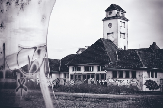 老式相片村庄低矮平房建筑外观