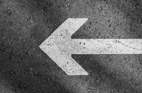 水泥地泊油路左箭头泥沙粗糙白色