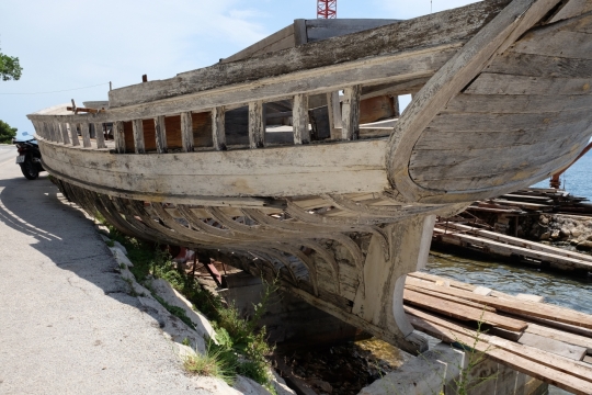 岸边停放破损木船阳光美景