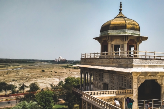 阳光蓝色天空户外古老历史建筑