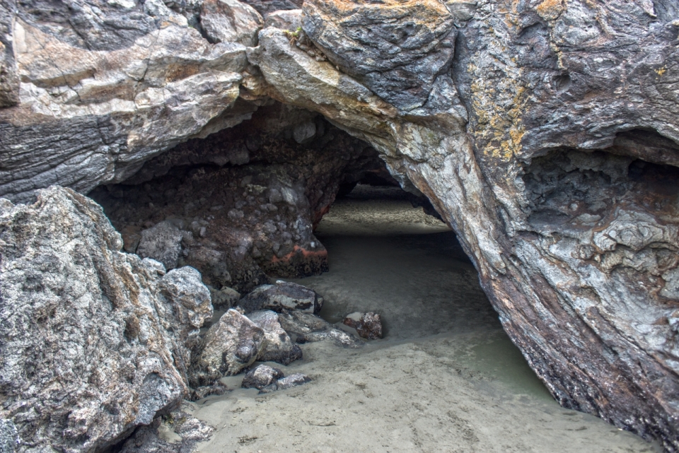 海边沙滩的小型岩洞特写