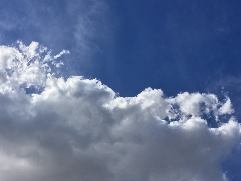 天空中漂浮这的白色云层