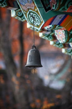 挂在古代环纹房瓦底边的风铃