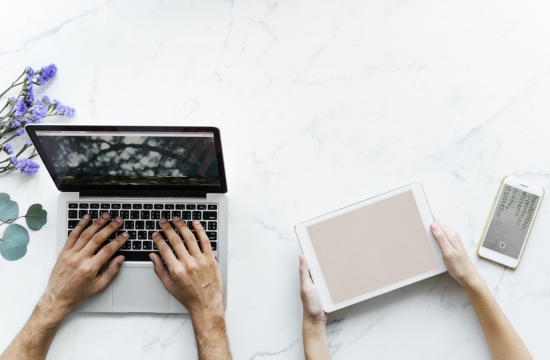 白色大理石桌面平板电脑笔记本电脑手机