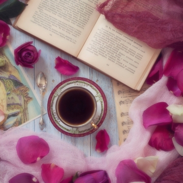 木制桌面精美茶杯茶饮书本玫瑰