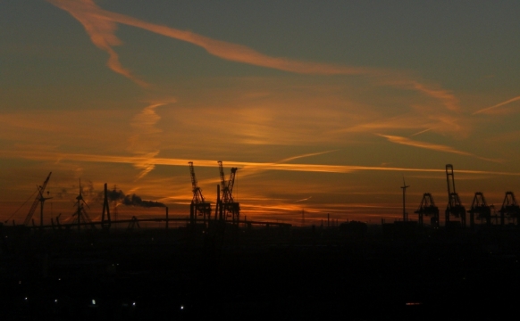 昏暗傍晚天边落日晚霞照射工地起重机