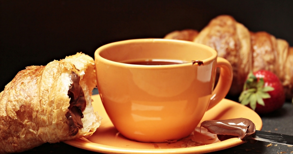 黄色盘子上的面包和咖啡美食摄影
