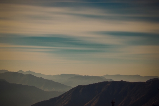 阴暗天空朦胧云雾缭绕风光美景