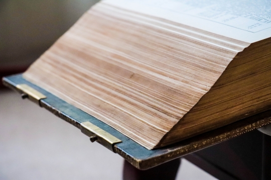 房内木椅摆放泛黄厚实书本静物