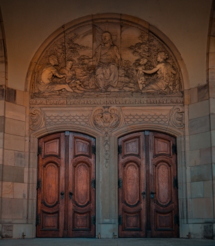 建筑摄影_古老石质教堂艺术雕刻墙壁大门