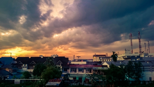 小镇低矮房屋金属塔楼夕阳风景