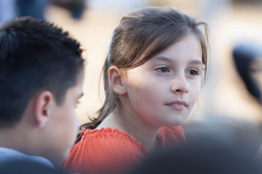 虚化背景室外阳光下红色服装女孩