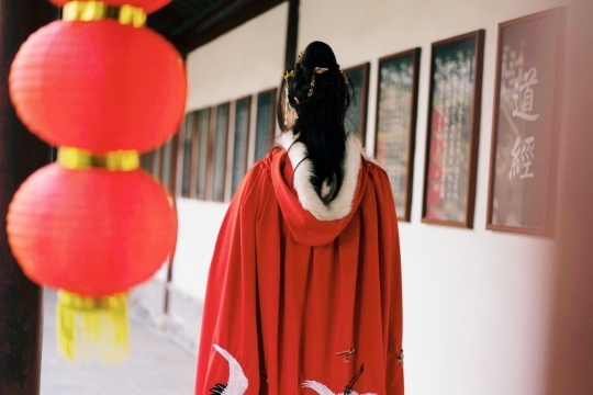 大红灯笼古装汉服美女背影照片