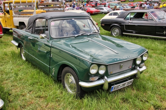 户外自然绿色草坪古典豪华轿车