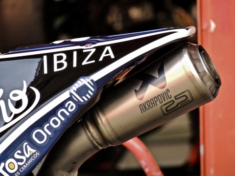 城市街道摩托车金色金属排气管特写