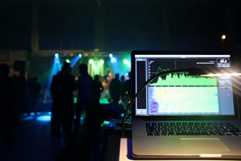 酒吧欢乐盛典狂欢人群和放音乐的笔记本电脑