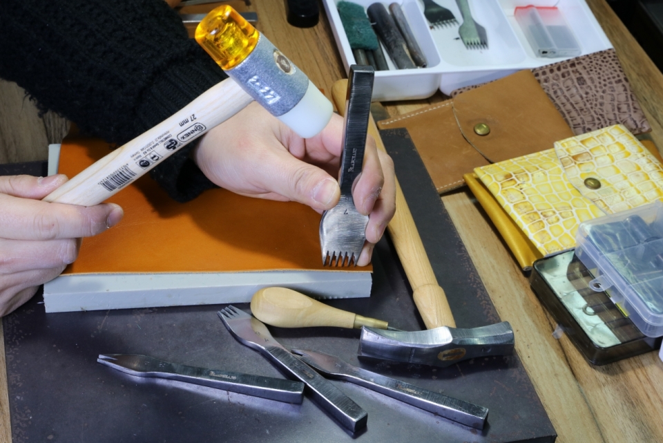 木制桌面男性橙色皮革手工制造钱包