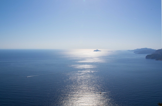 风景摄影_晴朗天空大海中小岛风光