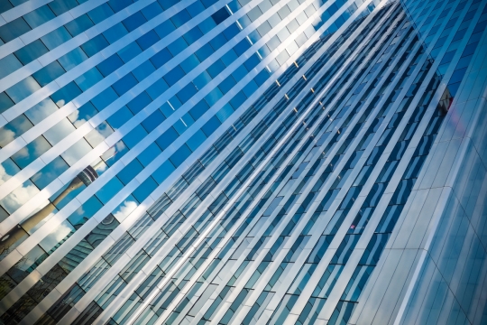仰拍城市高楼大厦玻璃墙面镜面风光