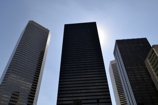 高楼大厦烈日下建筑阴影特写