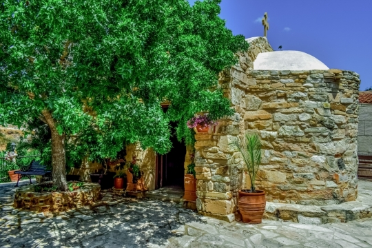 蓝色天空自然绿色树木边教堂建筑