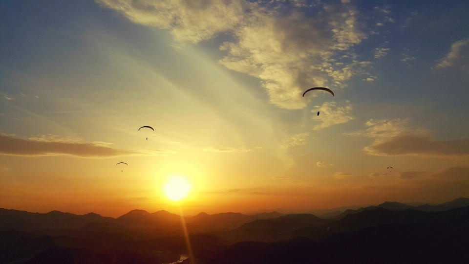 金色夕阳天空降落伞极限运动外景