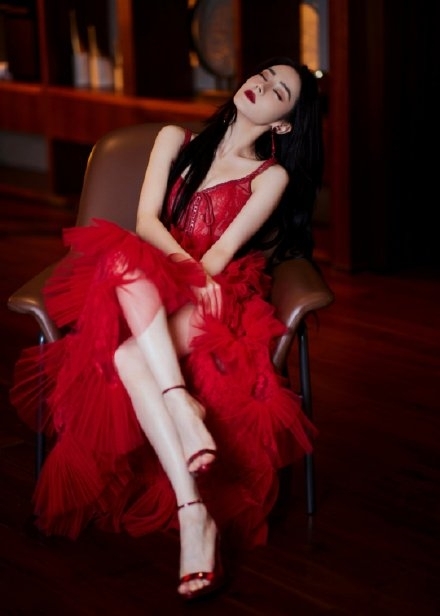 迪丽热巴性感红裙写真
