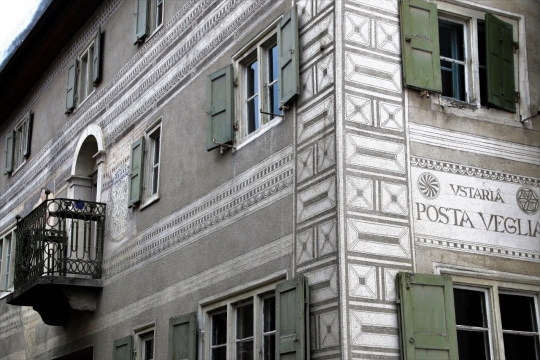 城市街道绿色窗户古典建筑