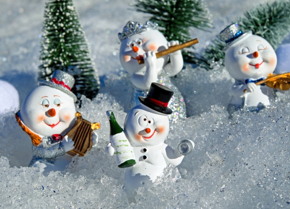 阳光冬天室外地面上雪人模型玩具