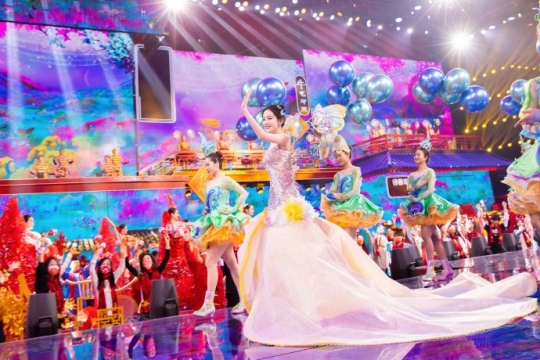 美女明星迪丽热巴舞台写真