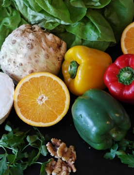 厨房桌面上彩色辣椒等蔬菜和柑橘