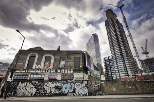 阴天现代城市街道涂鸦墙壁建筑