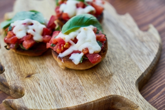 木桌树叶盘子里美味沙拉点心