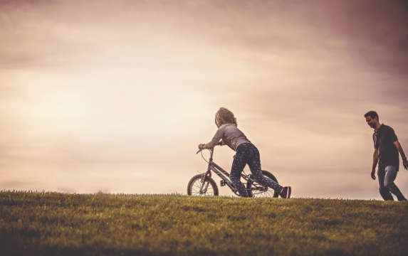 阳光自然草坪推自行车男性女性