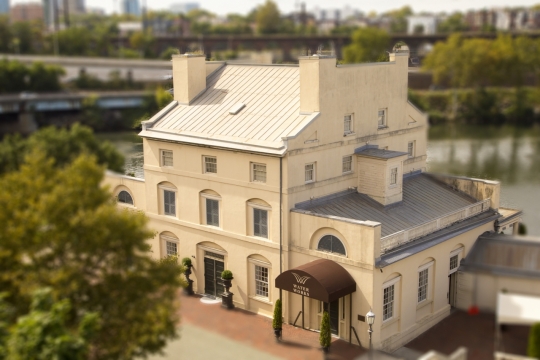 湖边白色餐馆特写技巧拍摄