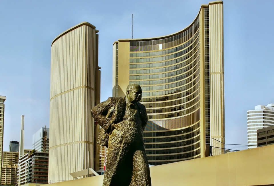 加拿大多伦多现代高楼大厦前古老雕像