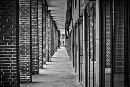 黑白风格校园建筑墙壁外景