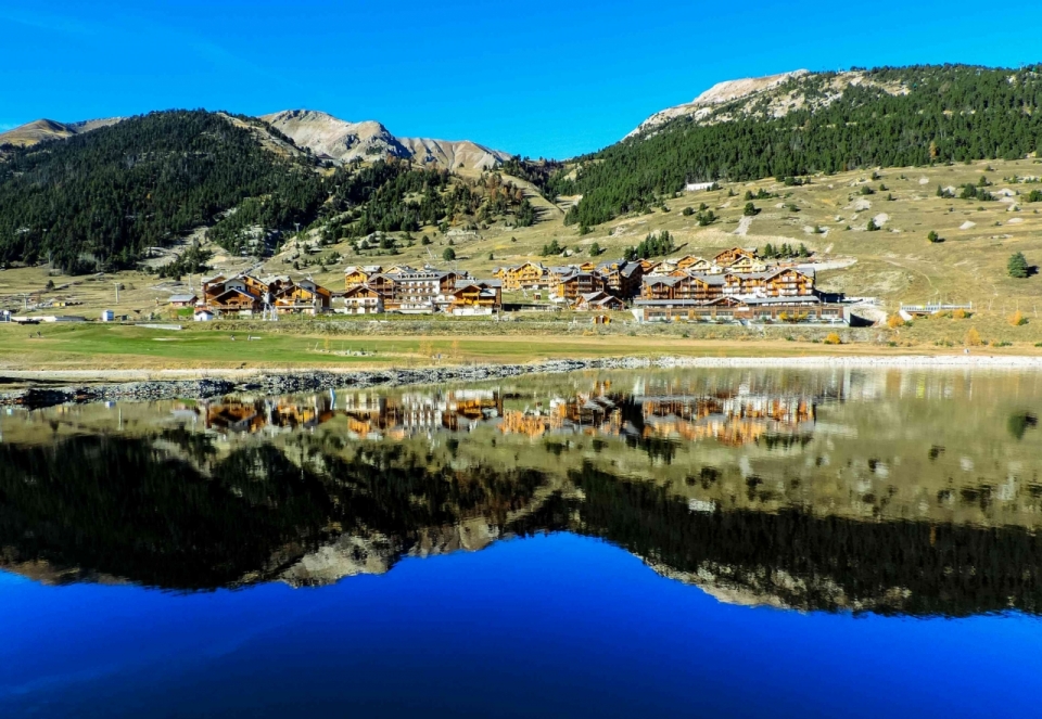 山坡平原精致建筑倒影风光外景