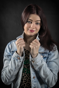 黑色背景时尚牛仔外套女性