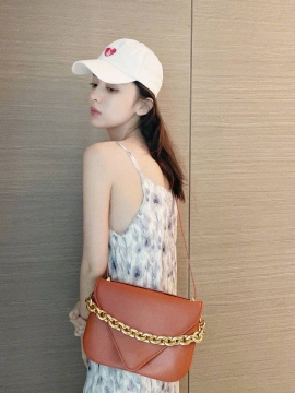 娜扎身穿吊带裙性感妩媚写真