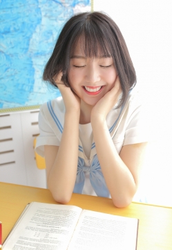 短发美女校花高中生校服制服诱惑