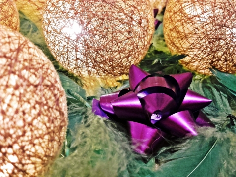 圆形灯罩旁精致手工艺品展示