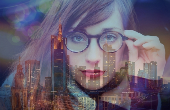 眼镜长发女性合成夜晚城市街道