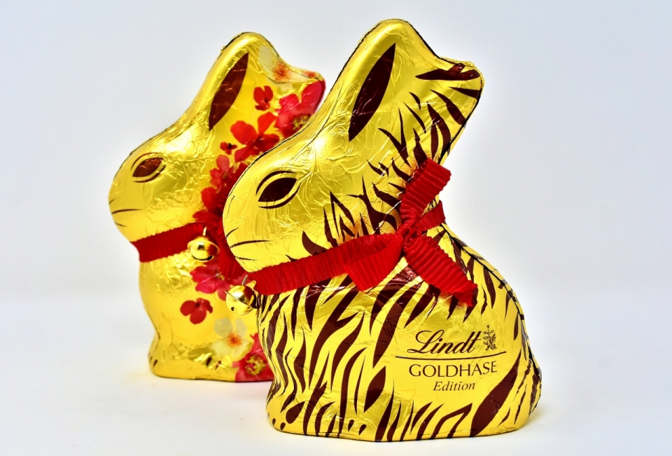 白色背景金色兔子糖纸造型巧克力