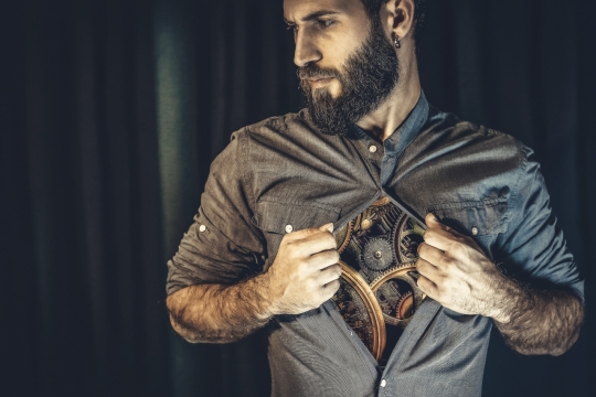 大胡子男人撕开衣服露出齿轮创意人像