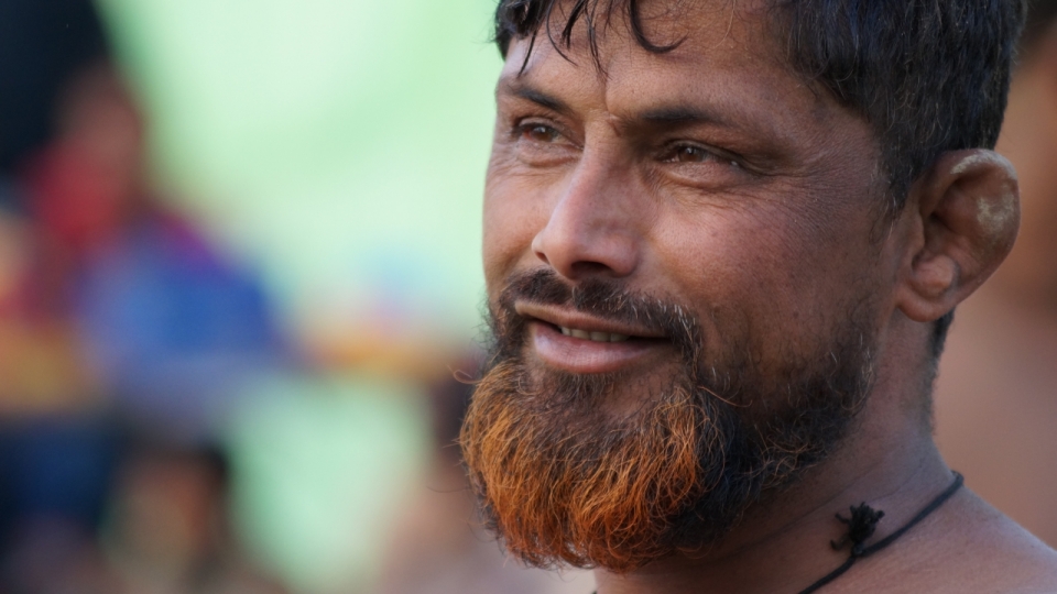 印度城市街道戴项链蓄胡子男性