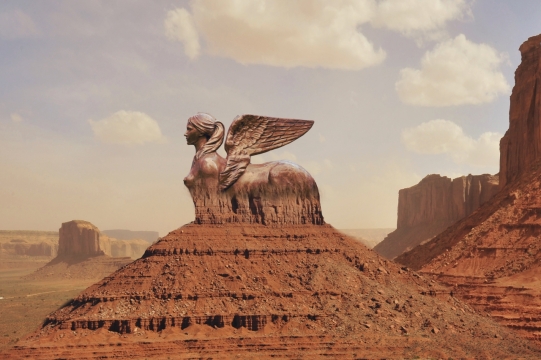 埃及沙漠金字塔顶鹰身人面像